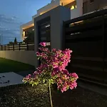 Willa Sunset Gerakini